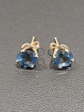 Blue Topaz In 14kt Gold Setting 6mm Wide